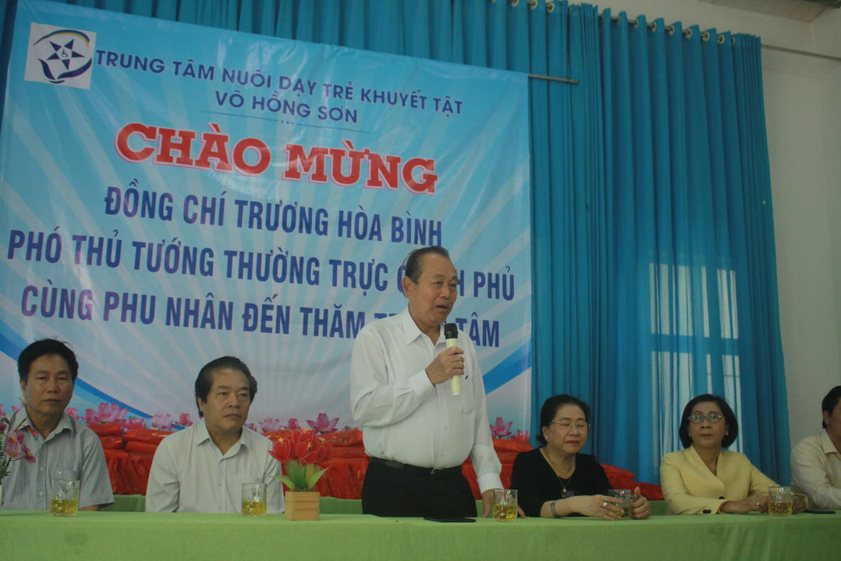 Phó Thủ tướng Trương Hòa Bình phát biểu tại buổi thăm, tặng quà.