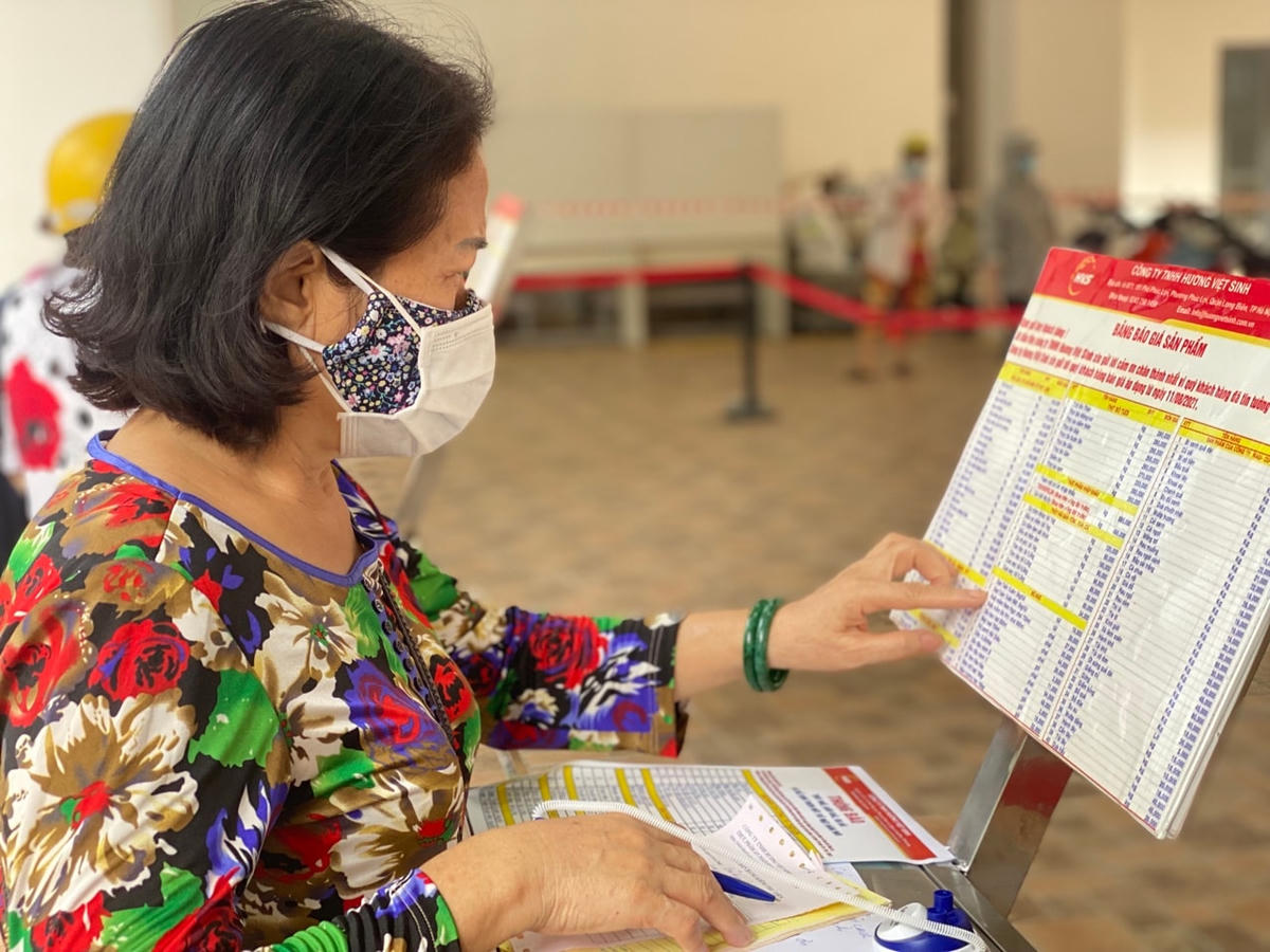 Người dân tìm hiểu giá sản phẩm, ghi danh mục hàng hóa cần mua rồi chuyển phiếu mua hàng tới người bán.