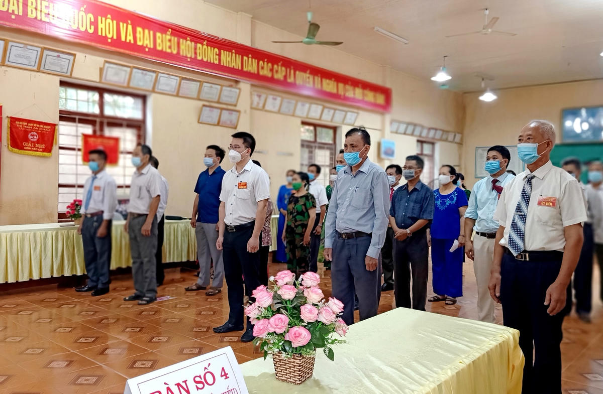 Ông Ngụy Văn Tuyên, Bí thư Huyện uỷ,dự khai mạc điểm bầu cử số 1, TDP số 1 (thị trấn An Châu).  