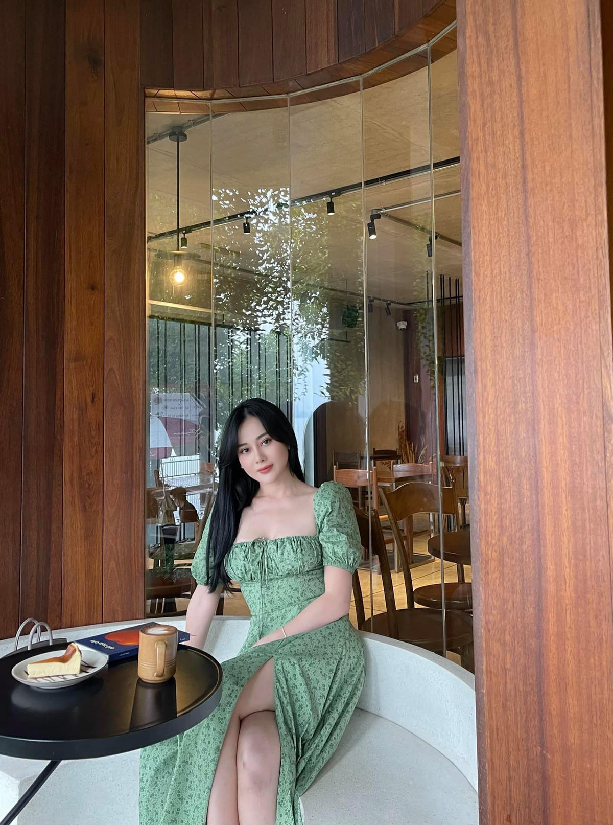 Phương Oanh trở lại với phong cách thời trang tinh tế vốn có sau khi thoát vai Nam trong "Hương vị tình thân".