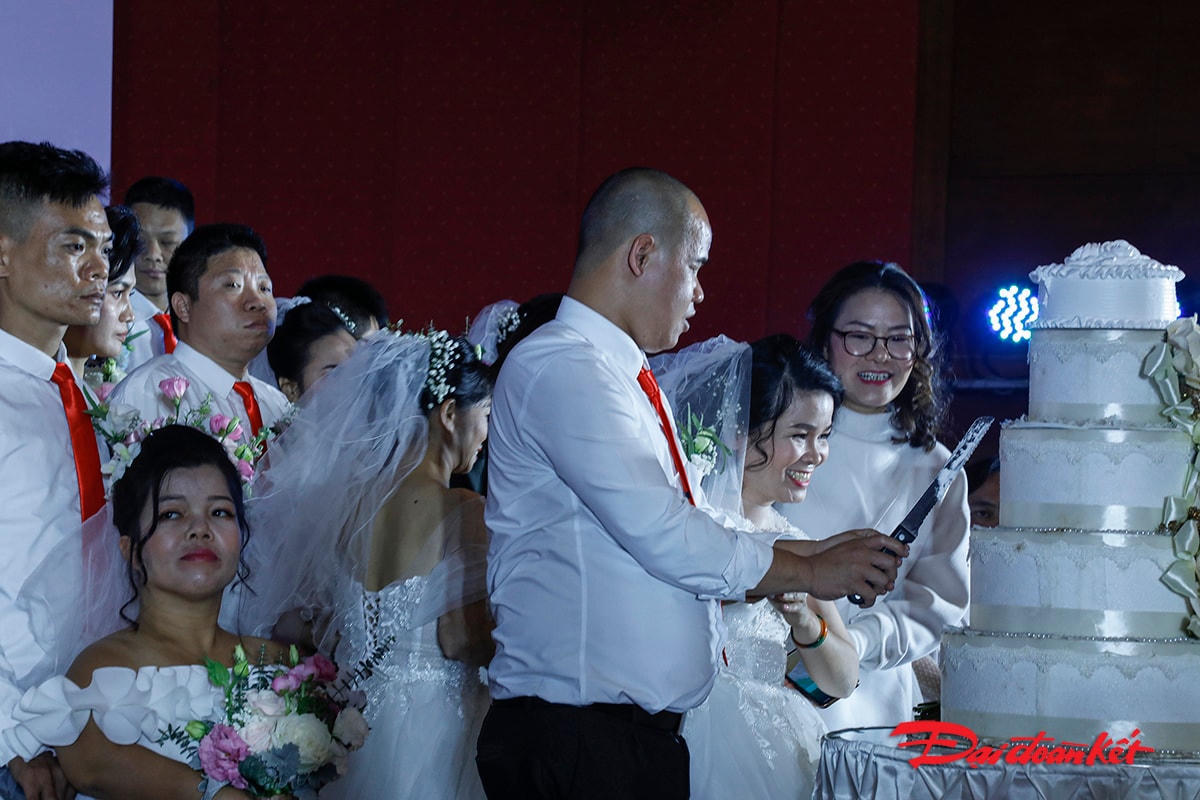 Họ cùng chung tay cắt bánh gato trong những tiếng vỗ tay chúc phúc.
