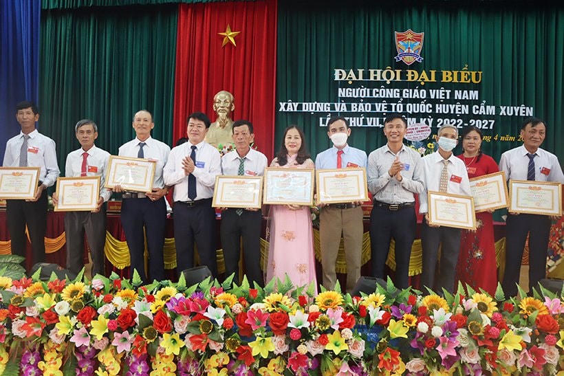 Tặng bằng khen cho các cá nhân có thành tích xuất sắc.