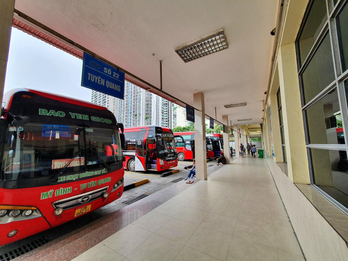 Cũng theo ghi nhận, có khoảng hơn 10 tuyến xe khách liên tỉnh tại bến xa Mỹ Đình đã hoạt động trở lại. Trong đó, các xe khách chạy tuyến Tuyên Quang, Cao Bằng, Hà Giang đều đã vào bến xe Mỹ Đình để dừng đỗ, đón khách.