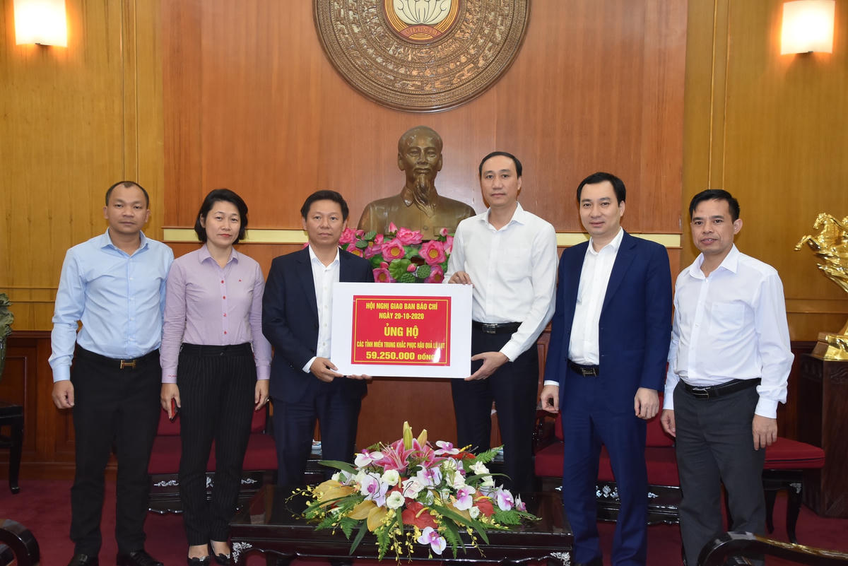 Phó Chủ tịch Phùng Khánh Tài tiếp nhận ủng hộ từ Đại biểu tham dự Hội nghị giao ban báo chí ngày 20/10/2020.