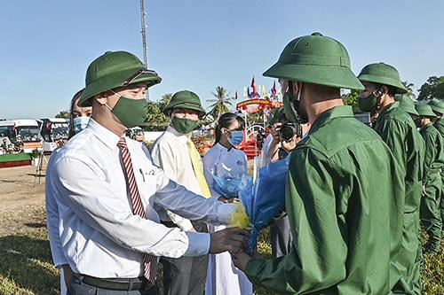 Ông Dương Văn An, Bí thư Tỉnh ủy Bình Thuận, tặng hoa cho các chiến sĩ lên đường nhập ngũ.. 