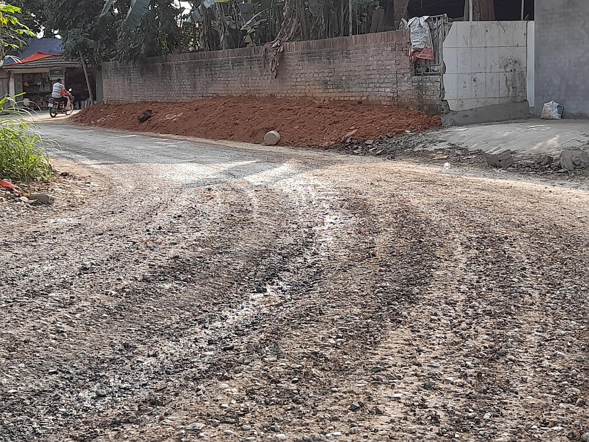 Nhiều đoạn trên cung đường vận chuyển Cao lanh của Công ty Hùng Vương hư hỏng nặng.