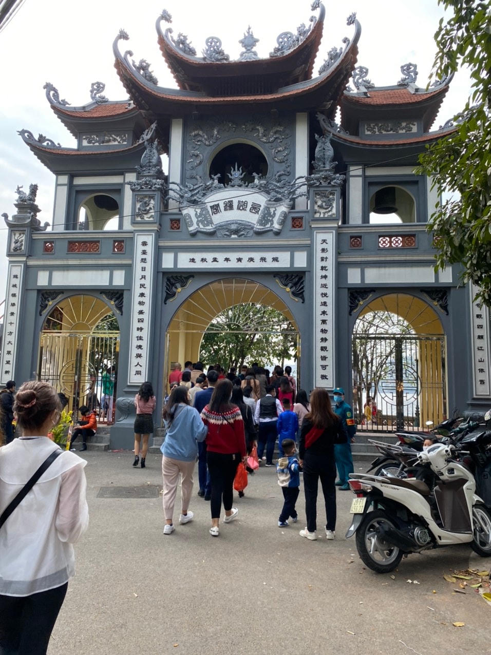 Hai cửa phụ được đóng lại, chỉ đi cổng chính nhằm kiểm soát việc đeo khẩu trang, sát khuẩn tay tại Phủ Tây Hồ. Ảnh:  Lan Anh.