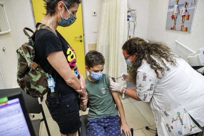 Một em nhỏ được tiêm vaccine ngừa Covid-19 của Pfizer/BioNTech. Ảnh: AFP/TTXVN