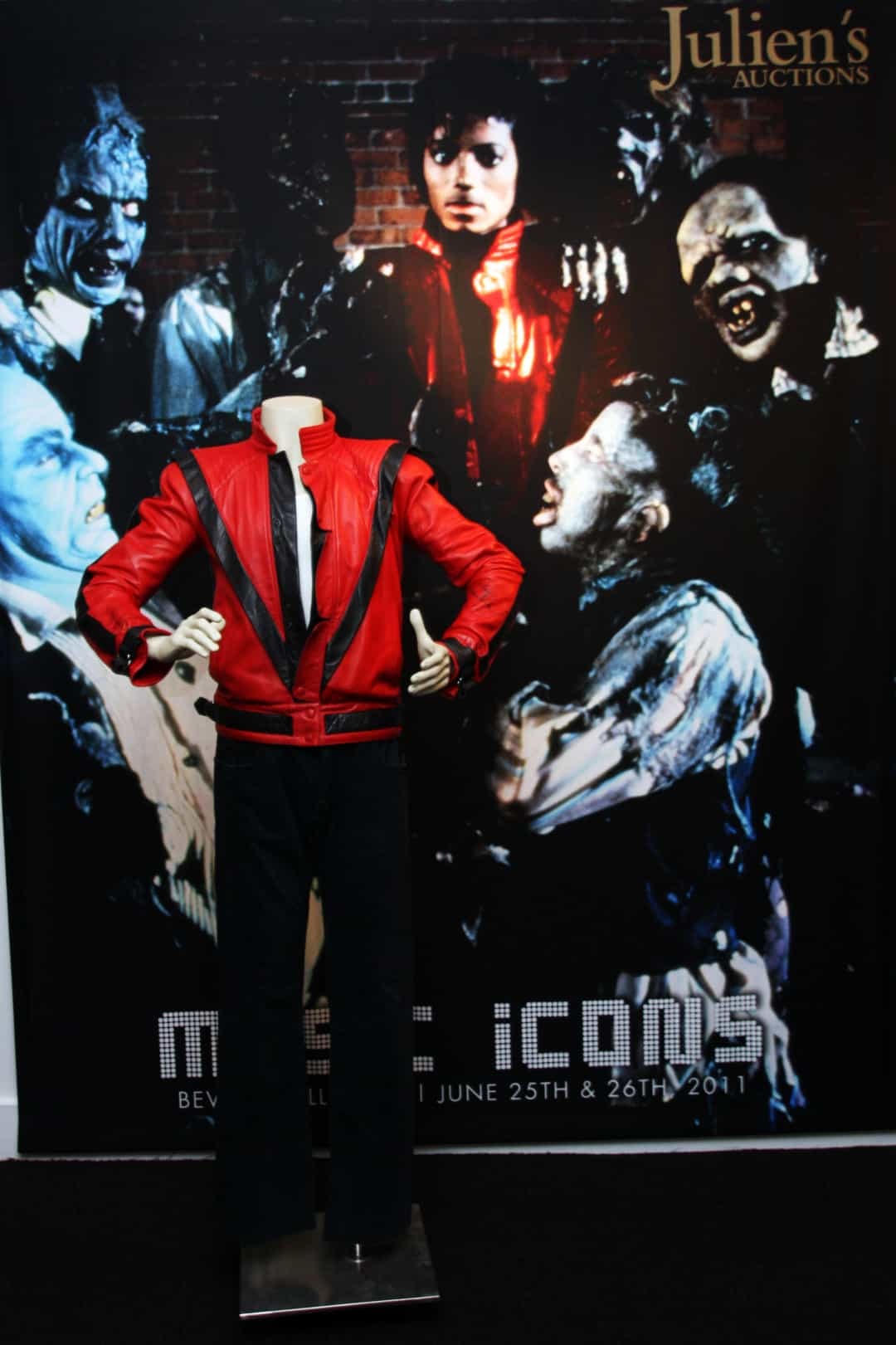 Chiếc áo khoác đỏ huyền thoại của nam ca sĩ mà anh mặc trong video “Thriller” đã giành được rất nhiều giải thưởng tại cuộc đấu giá "The Music Icons" ở Los Angeles vào tháng 6 năm 2011, chiếc áo khoác mang tính biểu tượng cuối cùng đã được bán với giá đáng kinh ngạc 1,8 triệu USD.