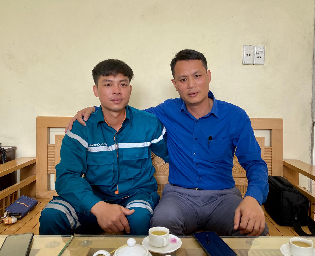 Anh Hoàng Đức Quyền (bên trái) và anh Nguyễn Đăng Vỹ (bên phải) đều là 2 “hiệp sĩ” cấp cứu mỏ đã đưa nạn nhân bị đuối nước trở về từ tay tử thần.