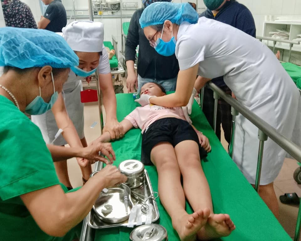 Trong số 16 học sinh , có nhiều bị ong đốt 3-4 nốt 