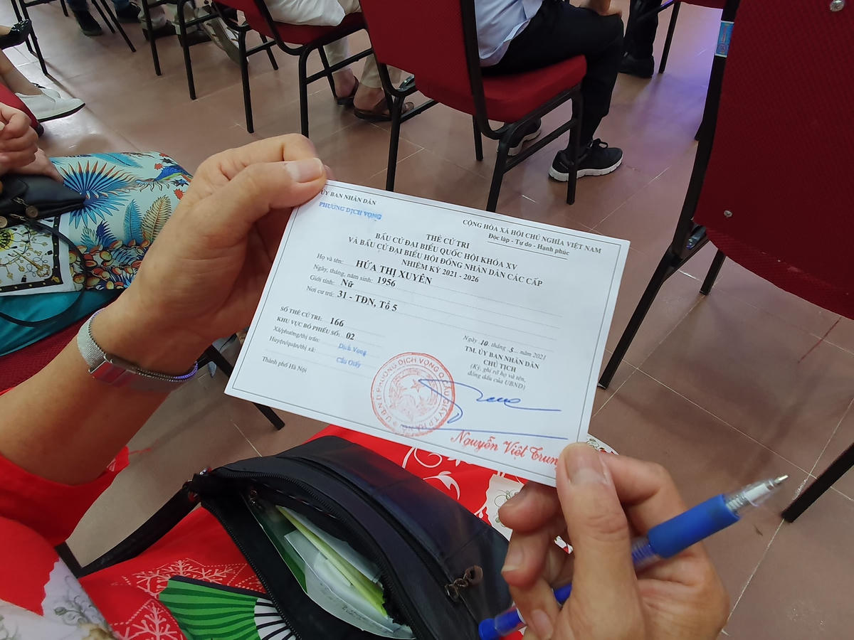 Bà Hứa Thị Xuyến (65 tuổi, Phường Dịch Vọng, Cầu Giấy) bày tỏ sự phấn khởi: "Dù 7h mới bắt đầu bỏ phiếu nhưng tôi đã đến đây từ sớm để dự lễ khai mạc. Trước khi đến đây tôi đã tìm hiểu rất kĩ chương trình hành động của các ứng cử viên. Hi vọng sẽ bầu được những người thực sự có tài, có tâm cho đất nước...".