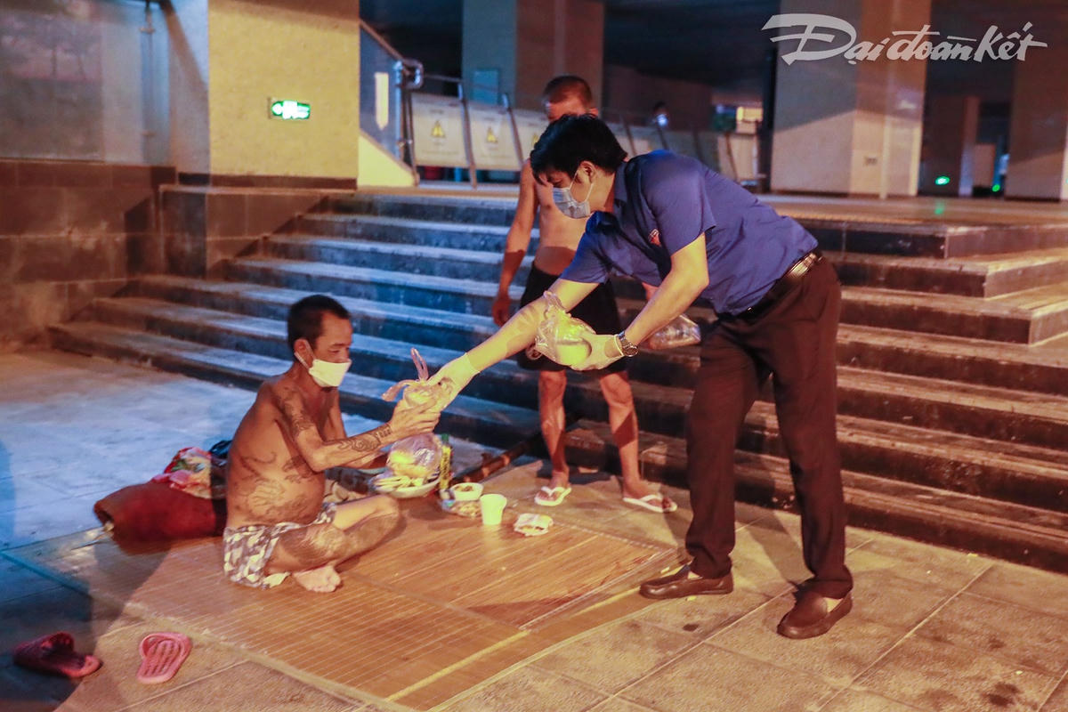 Và cuối cùng, chúng tôi dành lại 8 suất ăn trở về ga Cát Linh nơi có nhóm người vô gia cư tại đây. Tối nay, đoàn chuẩn bị thêm cháo cho ông Nguyễn Hồng Toàn bị ung thư gan để ông có thể ăn dễ hơn, bớt khó thở hơn. Ảnh: Quang Vinh. 
