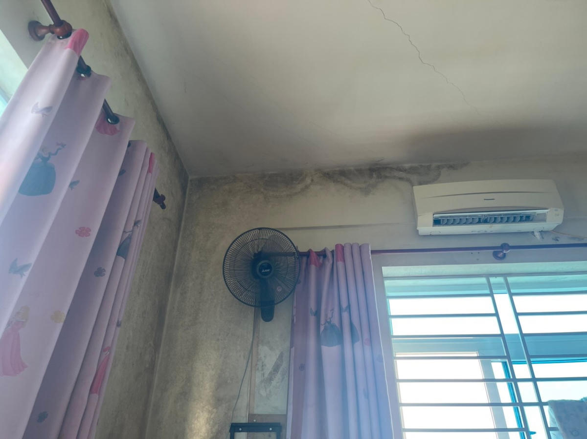 Thấm dột, hư hỏng, nước ngấm xuống căn hộ phía dưới khiến cư dân rất bức xúc.