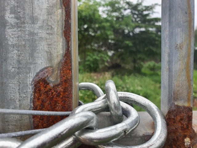 Xây hàng rào, khóa cổng cẩn thận để giữ đất.  