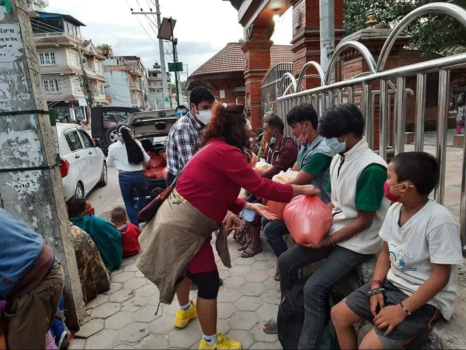 Người nghèo Nepal nhận quà cứu trợ từ chị Võ Thị Kim Cương và những người bạn..