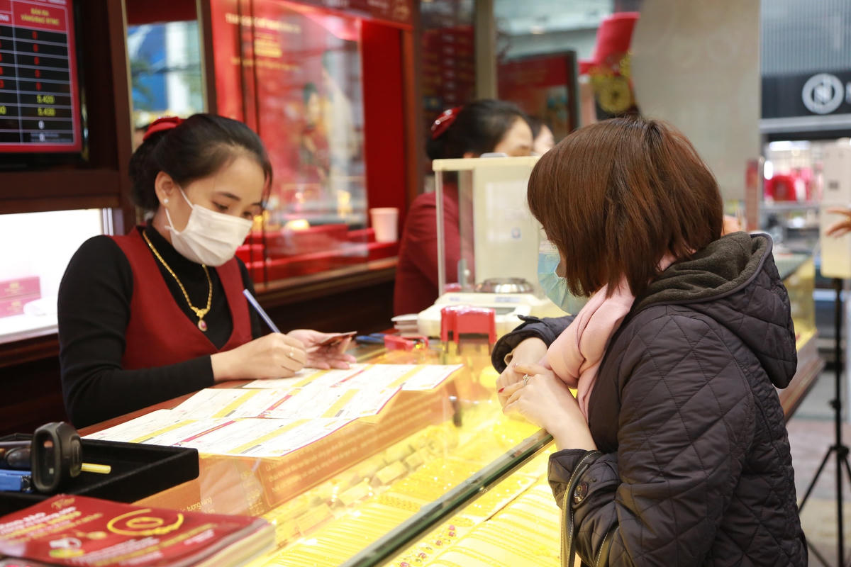 Ngày vía Thần tài: Không còn cảnh chen lấn mua vàng