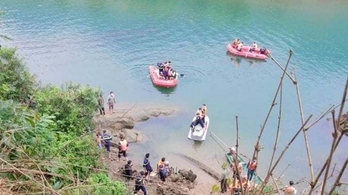 Thi thể của ông H. và cháu C. được đưa lên bờ.