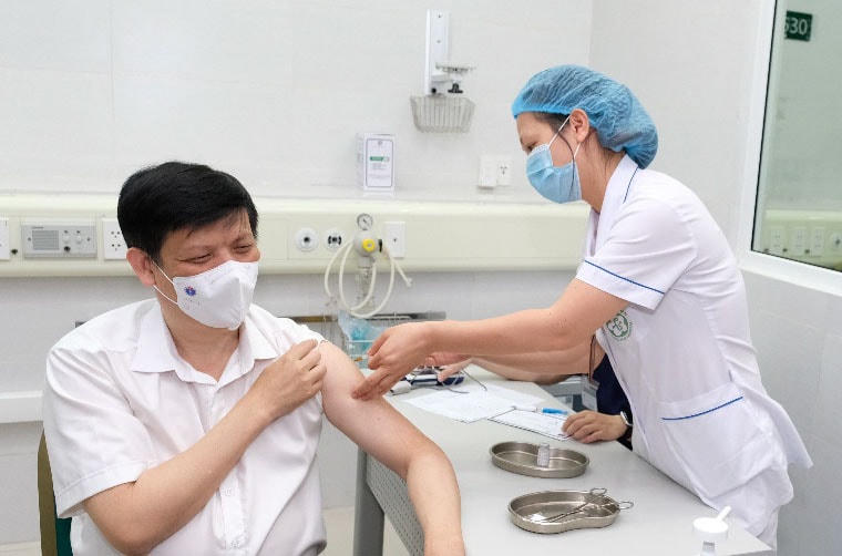 Bộ trưởng Bộ Y tế Nguyễn Thanh Long tiêm chủng vaccine phòng Covid-19 sáng ngày 6/5. Ảnh: SKĐS.  