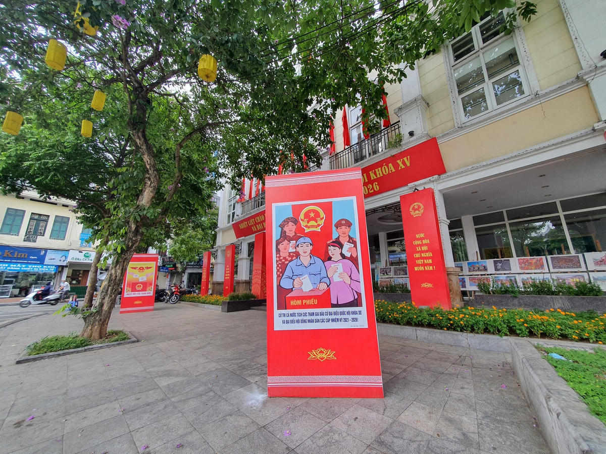 Xung quanh khu vực Hồ Hoàn Kiếm, nhiều pano, áp phích được bố trí để tạo điểm nhấn.