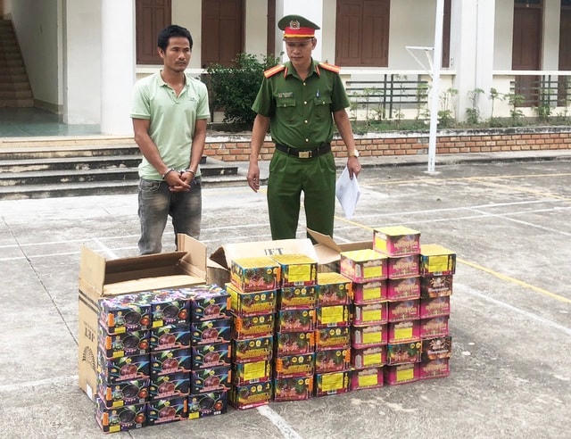 Thời gian qua, công an các địa phương liên tiếp phát hiện, bắt giữ các đối tượng vận chuyển, buôn bán pháo trái phép. (Ảnh: Phạm Hoàng).