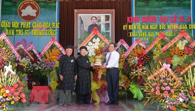 Ông Trần Thanh Mẫn, Bí thư Trung ương Đảng, Chủ tịch UBTƯ MTTQ Việt Nam tặng phần quà là mô hình trống đồng Đông Sơn của dân tộc chúc mừng Đại lễ khai đạo Phật giáo Hòa Hảo năm 2019. (Ảnh: Công Mạo/TTXVN).