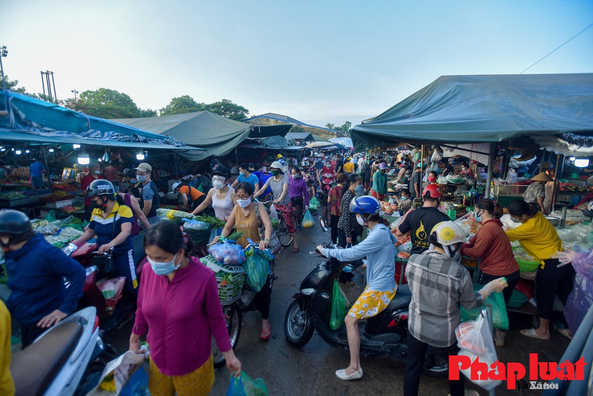 Ghi nhận tại chợ đầu mối phía Nam trước 6h sáng, lượng người đã rất đông đúc, một phần vì tác động của chỉ thị vừa trùng với ngày rằm nên người dân đi mua sắm rất đông. Pháp luật và Xã hội. Ảnh: Pháp luật và Xã hội.