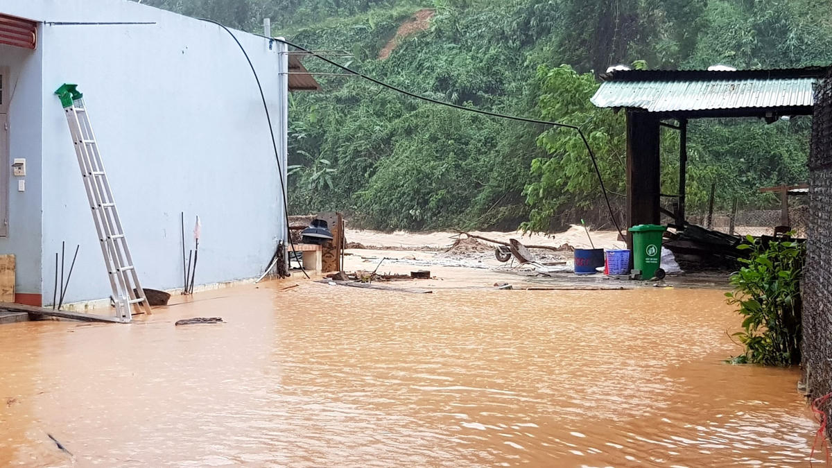 Nước lũ từ sông Leng cũng dâng cao tràn vào trường, thầy cô phải khẩn trương di dời đồ đạc, sách vở… lên cao.Nước lũ tấn công vào trường học.