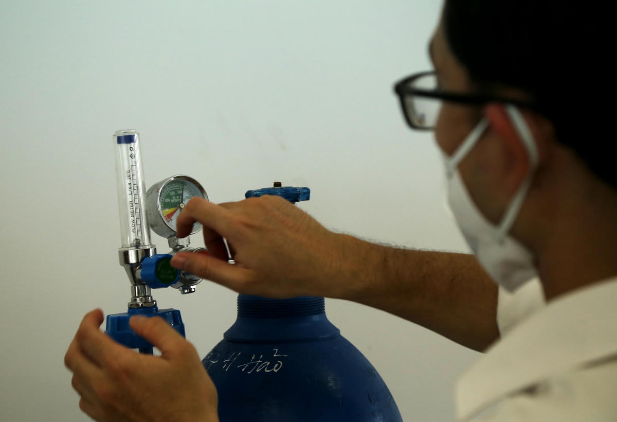 Kiểm tra hoạt động của bình ô xy hỗ trợ các bệnh nhân thở. 