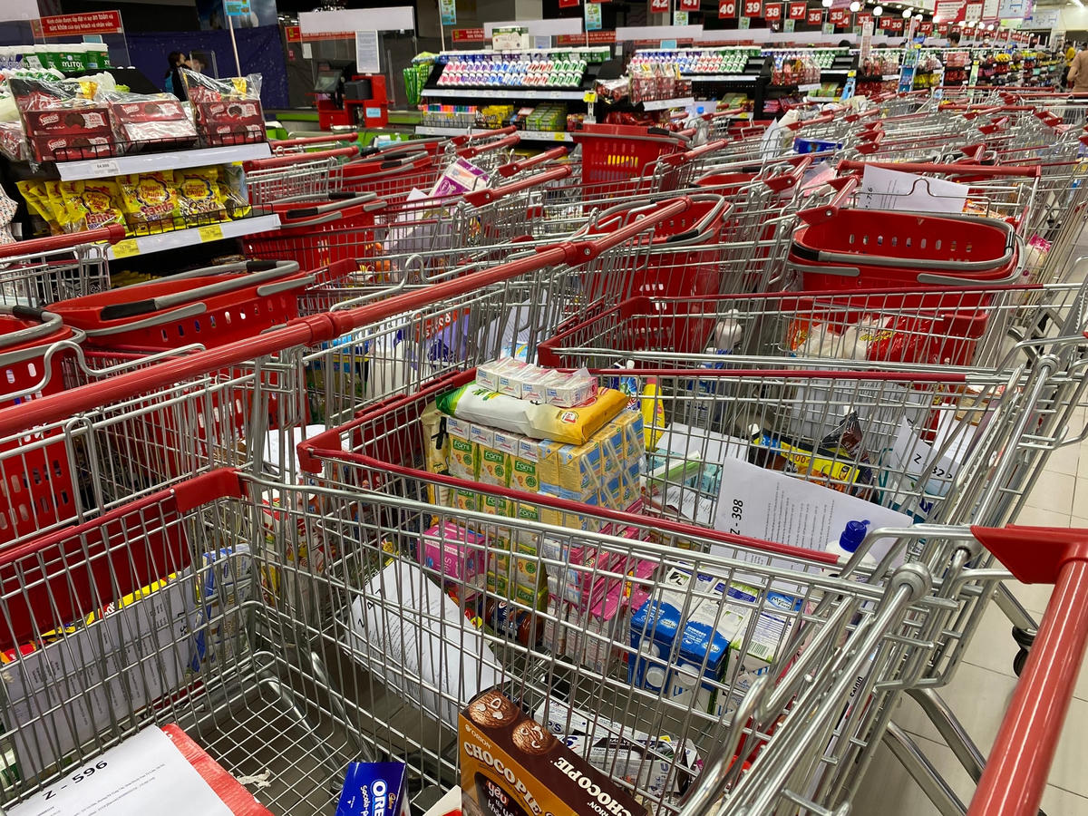 Mỗi xe hàng là từng đơn hàng 'online' do nhân viên siêu thị soạn để giao hàng tận nhà cho khách. 