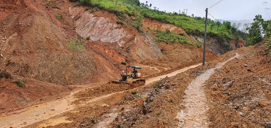 Khắc phục các điểm sạt lở trên tuyến đường Km 43 ĐT 606, đoạn Tr’hy đi xã A xan.