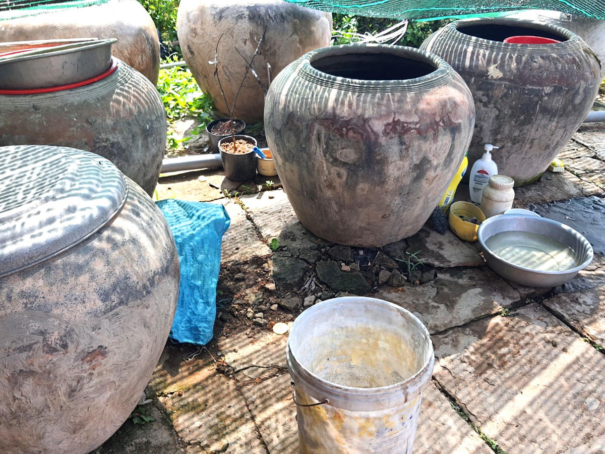 Họ phải trang bị lu chứa nước mưa xài ăn uống. 