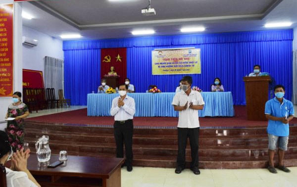 Ông Trần Văn Lâu, Chủ tịch UBND tỉnh trao tiền hỗ trợ cho người dân bán vé số lẻ.