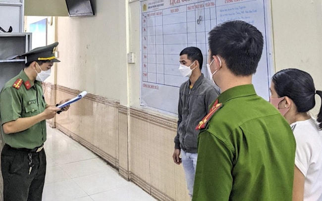 Phạm Kim Phúc,Giám đốc Công ty TNHH Phúc Travel Newlife, nghe công an đọc lệnh khởi tố, bắt giam. Ảnh: Công an Đà Nẵng.