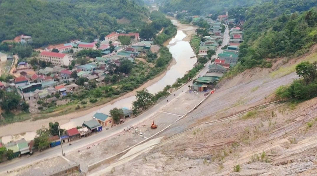 Những căn nhà chênh vênh bên dòng sông Nậm Nơn đoạn qua xã Hữu Kiệm, huyện Kỳ Sơn có thể đổ sập xuống sông bất cứ lúc nào.  