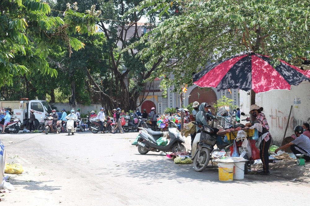 Hình ảnh được phóng viên ghi nhận vào ngày 30/5 tại ngã ba giao giữa ngõ 59 Dương Khuê và ngõ 70 Nguyễn Hoàng. Các tiểu thương tập trung đông trái phép để bán hàng, gây mất thẩm quan đô thị và tiềm ẩn nhiều nguy cơ dịch bệnh.