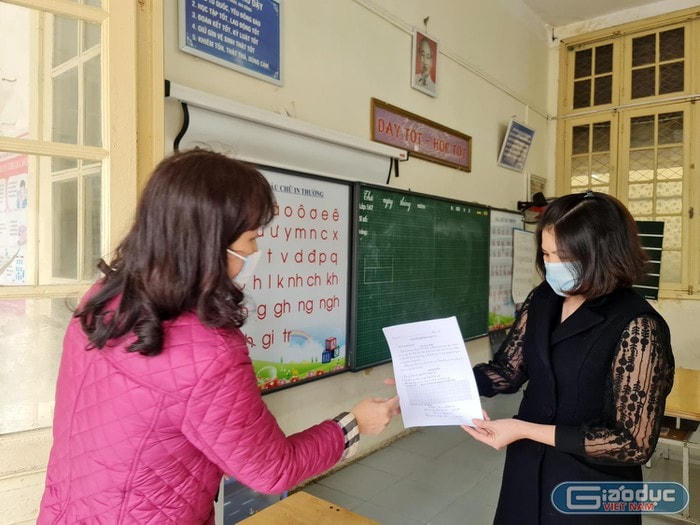 Giáo viên lớp 1 Trường Tiểu học Nguyễn Thị Minh Khai (Hải Phòng) in bài tập để phụ huynh tới lấy mang về nhà cho con ôn tập.