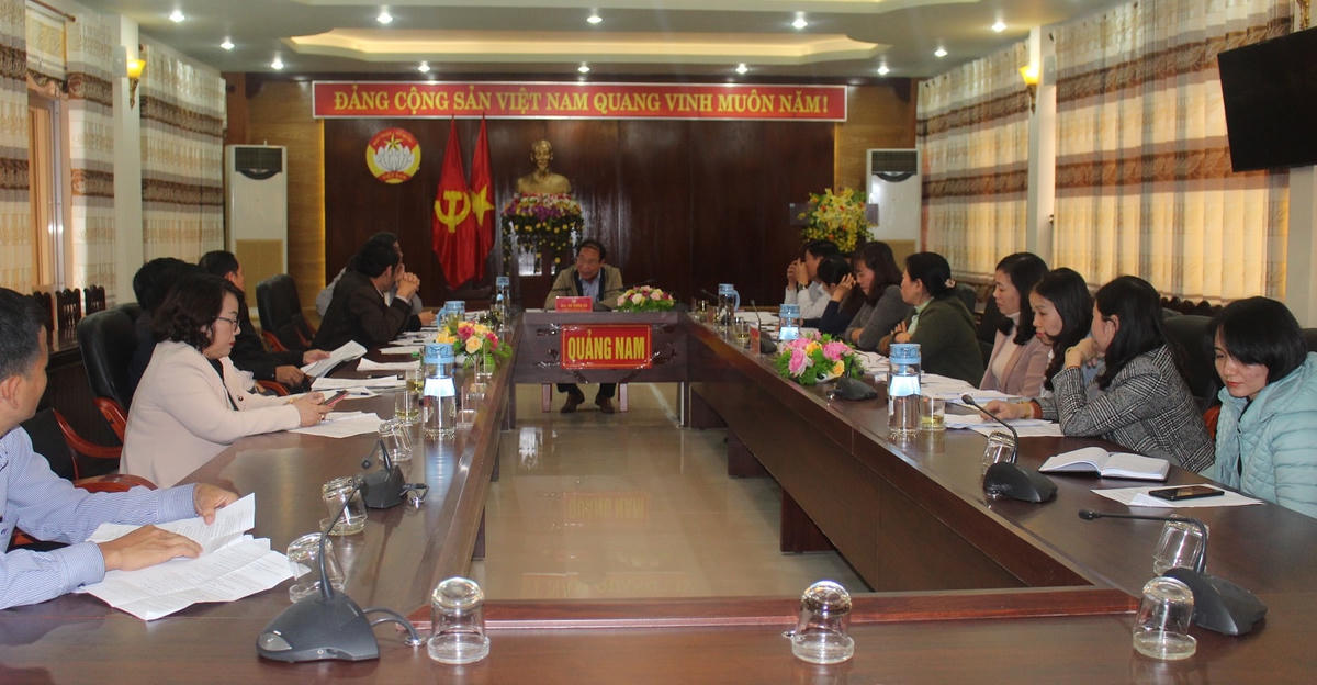 Quang cảnh buổi họp Ban cứu trợ tỉnh.