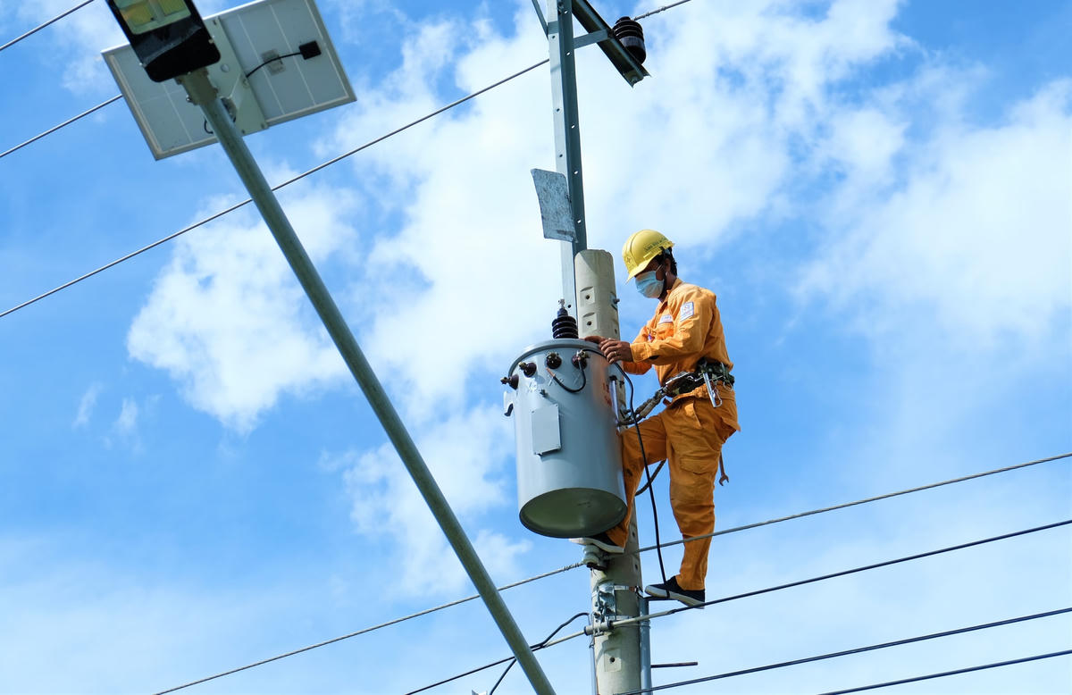 Các đơn vị điện lực tại 21 tỉnh Nam tăng cường phối hợp với công an, quân đội tại địa phương bảo vệ an ninh các công trình điện để bảo đảm cấp điện an toàn, ổn định dịp Quốc khánh 2/9 và phục vụ công tác phòng chống dịch Covdi-19