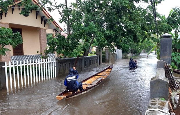 Nhiều tuyến đường ở huyện Quảng Điền, Thừa Thiên-Huế bị ngập sâu do mưa bão. Ảnh: TTXVN.
