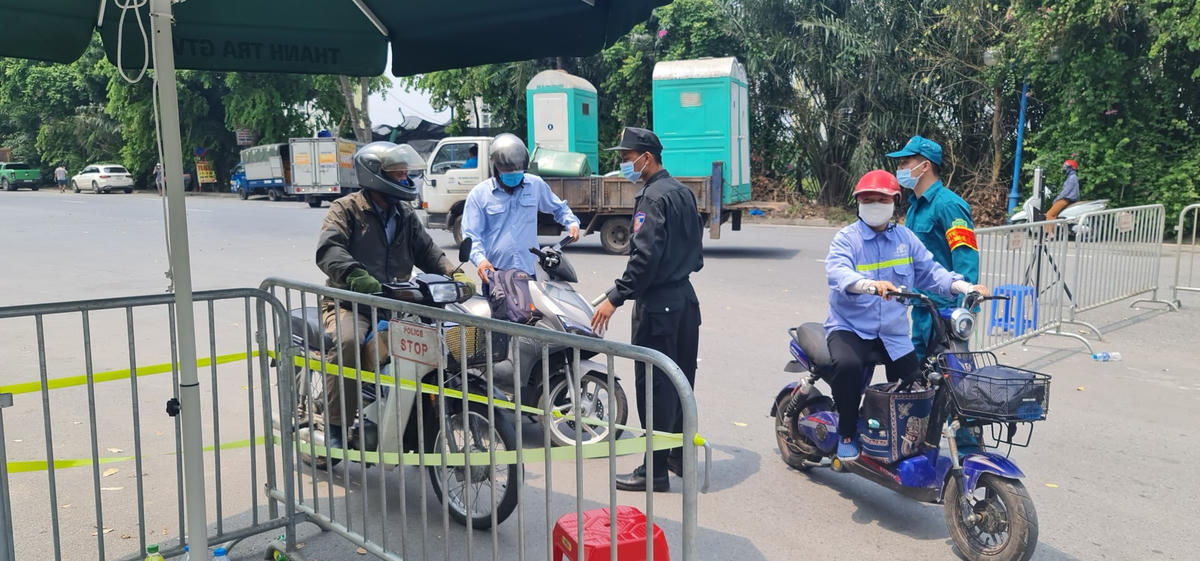 Trước đó, Công an TP Hà Nội đã có Công văn hoả tốc số 5136/CAHN-PV01 về việc triển khai chốt kiểm soát tại các cửa ngõ lớn, đường ngang, ngõ tắt, đường nhánh, bến thuỷ nội địa ra vào thành phố và các bến tàu, bến xe liên tỉnh.