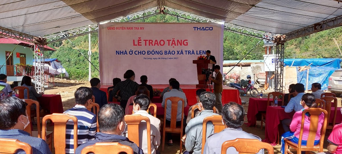 Quang cảnh buổi trao tặng nhà ở xã Trà Leng.