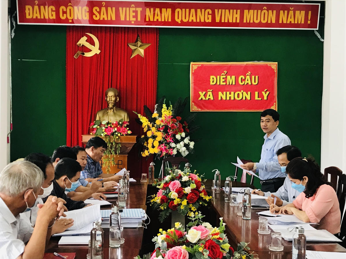 Quang cảnh buổi giám sát tại xã Nhơn Lý.