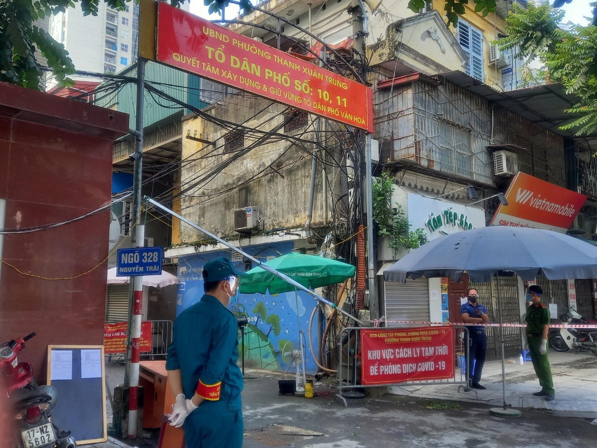 [ẢNH] Kiểm soát chặt, tiếp tục lấy mẫu xét nghiệm tại ngõ 328 và 330 Nguyễn Trãi