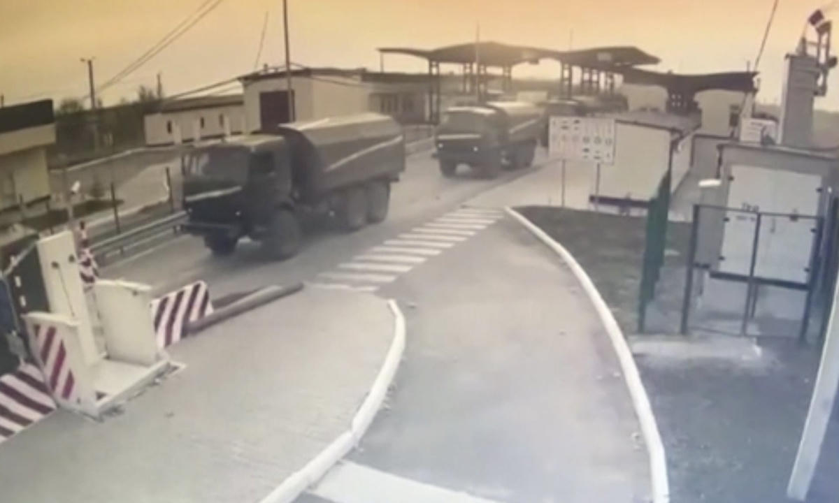 Qua hình ảnh được cắt ra từ video do Cơ quan Biên phòng Ukraine cung cấp, hàng dài xe quân sự đi qua trạm kiểm soát Armyansk ở biên giới Ukraine-Crimea. Ảnh: The Guardian.