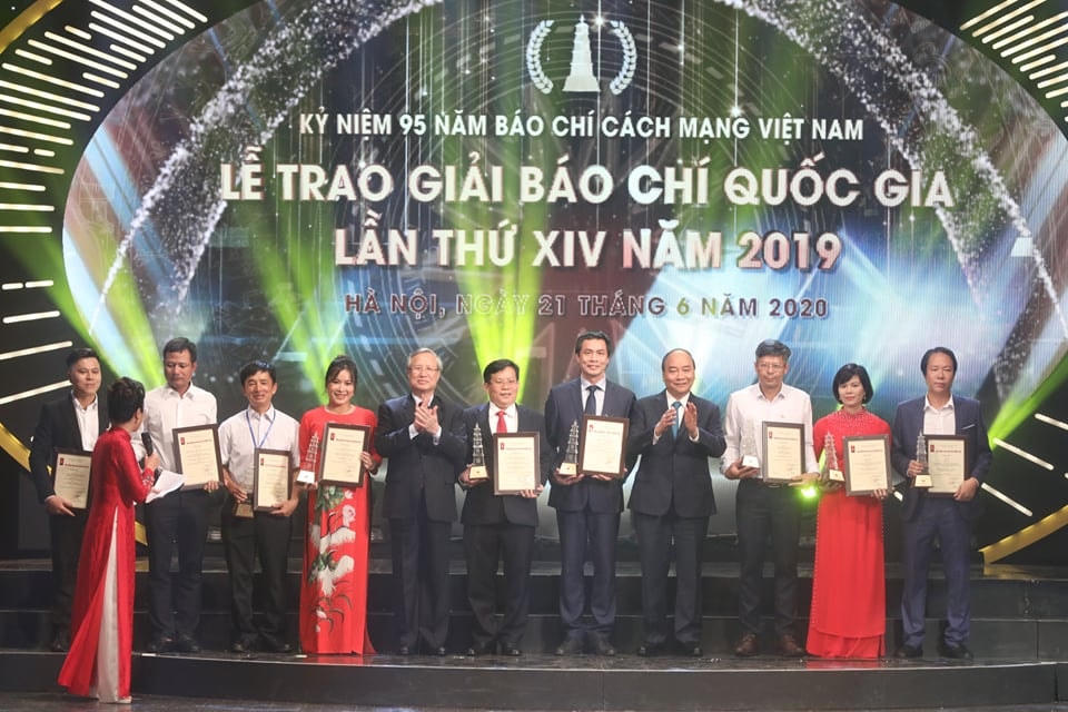 Thủ tướng Chính phủ Nguyễn Xuân Phúc và Thường trực Ban Bí thư Trần Quốc Vượng trao Giải A cho tác giả. Ảnh: Quang Vinh.