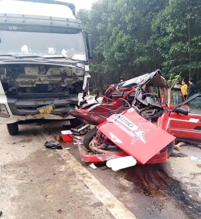 Trên xe có 4 người, trong một gia đình từ Phú Thọ đang trên đường đi du lịch thì gặp nạn.