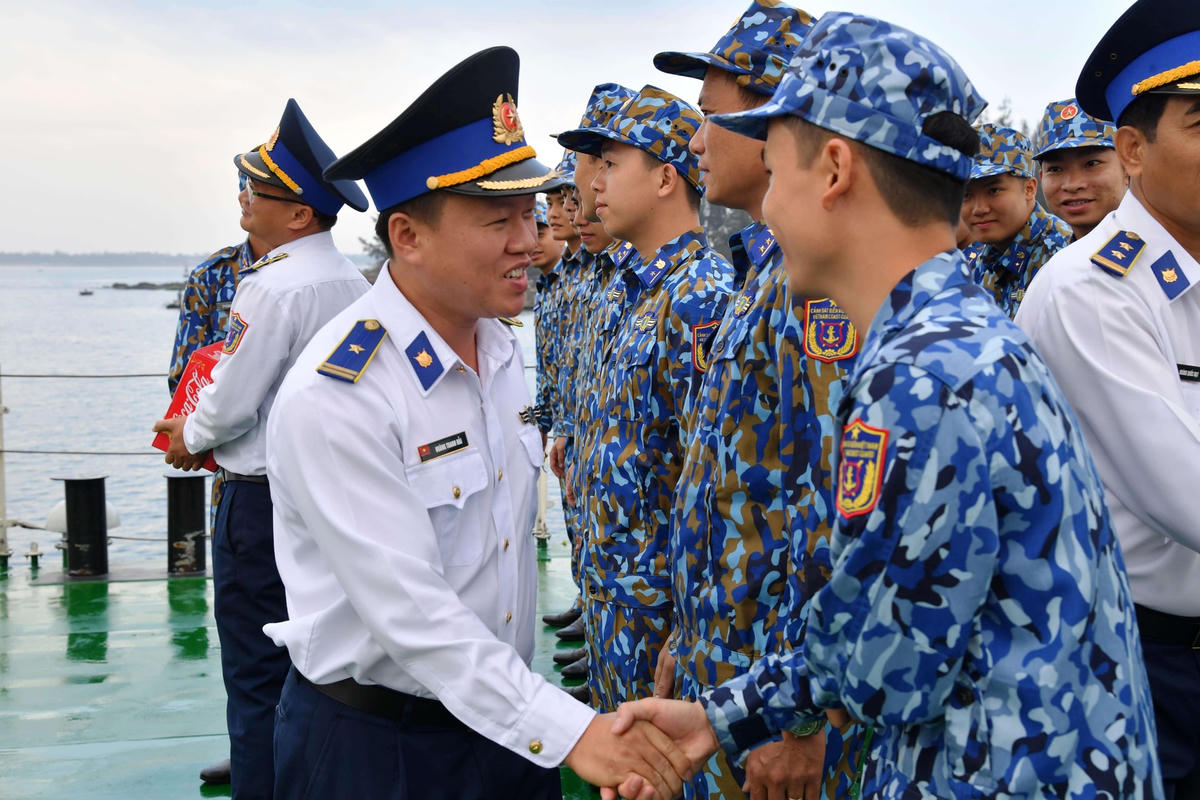 Lãnh đạo CBS 2, động viên, chia tay các chiến sĩ đi thực thi nhiệm vụ trên biển.