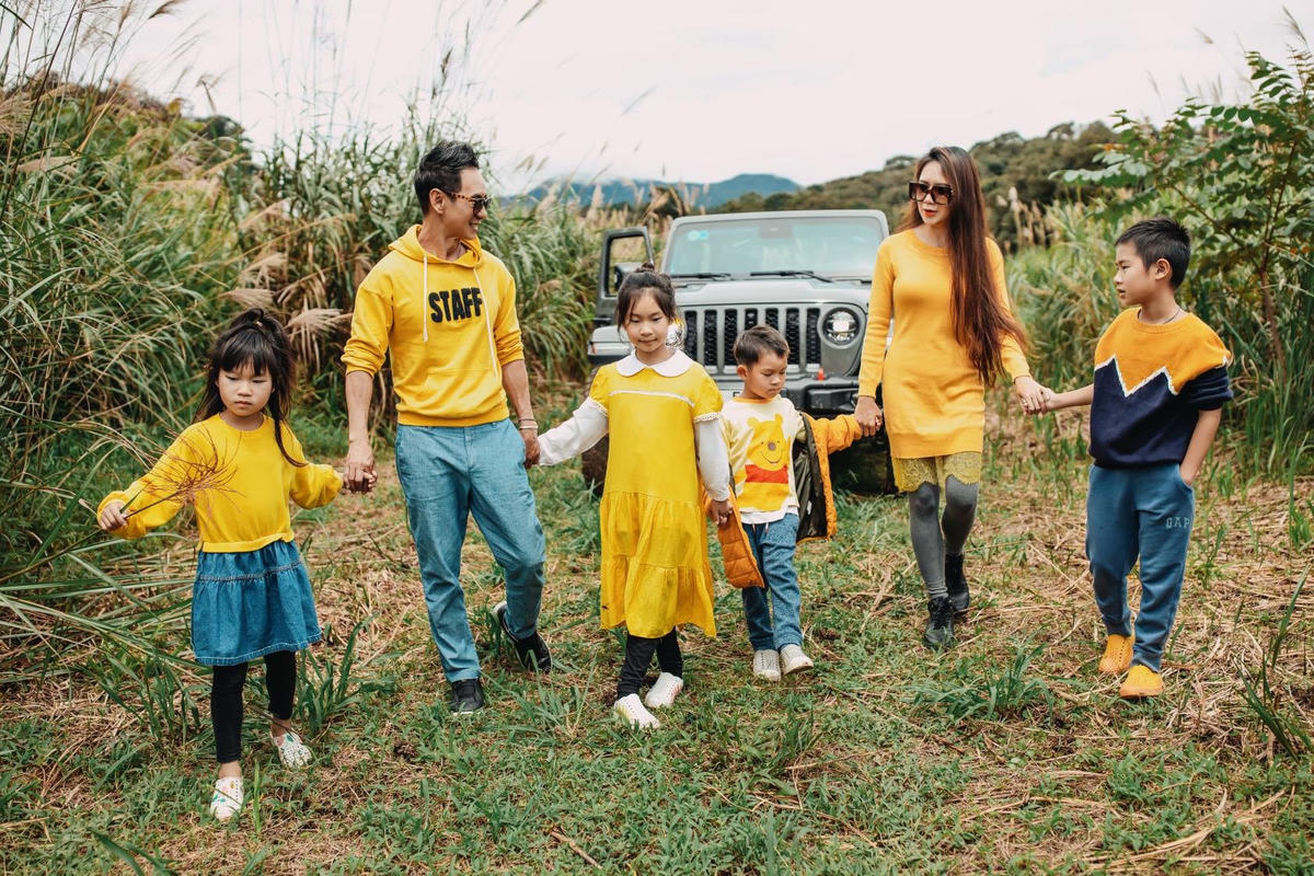 Gia đình nhà Lý Hải – Minh Hà có đến 4 em bé.