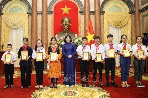 Phó Chủ tịch nước khuyến khích các cháu phát huy truyền thống hiếu học của dân tộc.